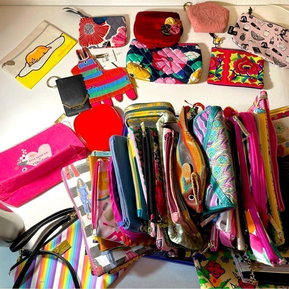 Free w purchase of bag! Little pouches & organizers To Keep it clean & tidy!